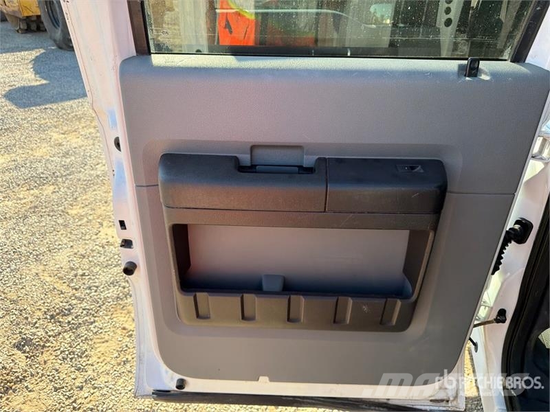 Ford F-250 XL 4x4 Crew Cab Pickup Ostalo