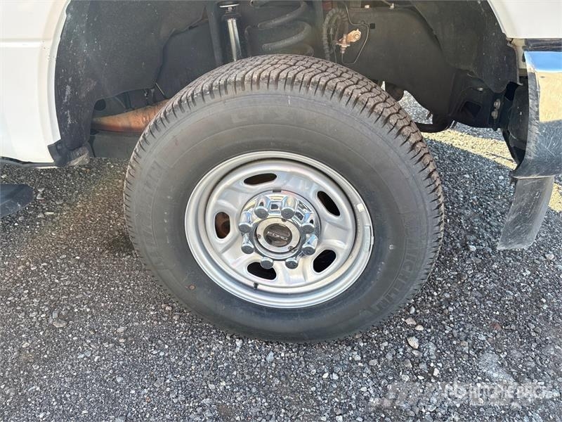 Ford F-250 XL 4x4 Crew Cab Pickup Ostalo