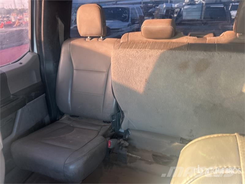 Ford F-250 XL 4x4 Crew Cab Pickup Diger