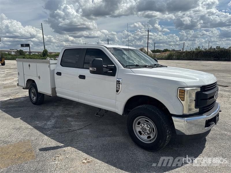 Ford F-250 XL 4x4 Crew Cab Service Truck Pilsētas atkritumvedēji