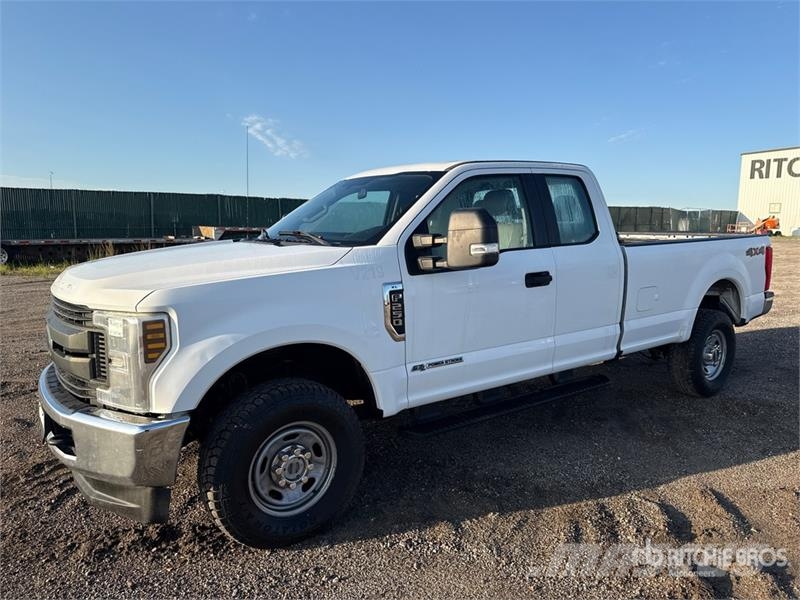 Ford F-250 XL 4x4 Extended Cab Pickup Diger