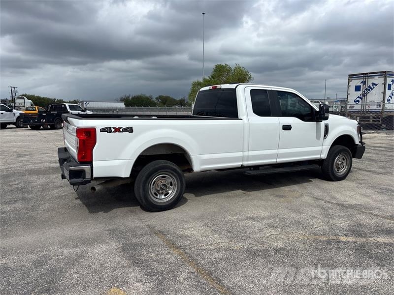 Ford F-250 XL 4x4 Extended Cab Pickup أخرى