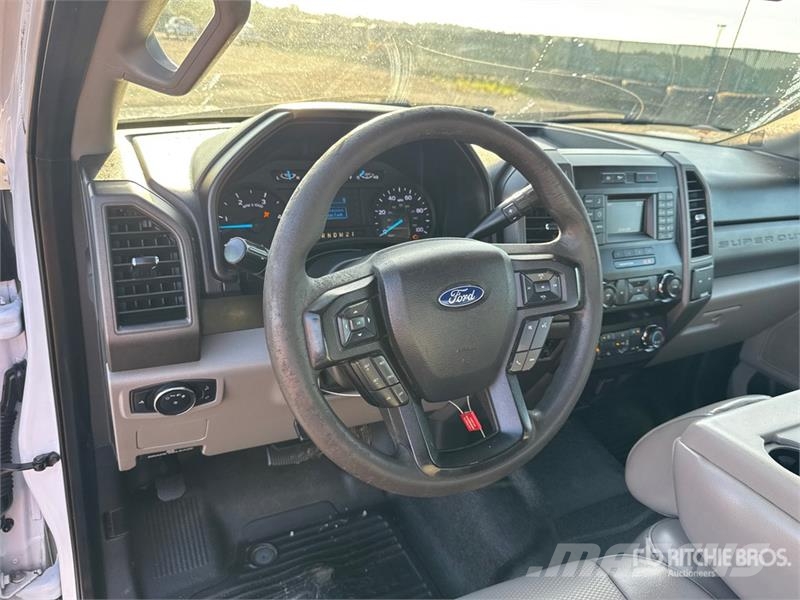 Ford F-250 XL 4x4 Extended Cab Pickup Diger