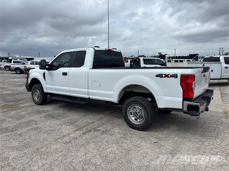 Ford F-250 XL 4x4 Extended Cab Pickup أخرى