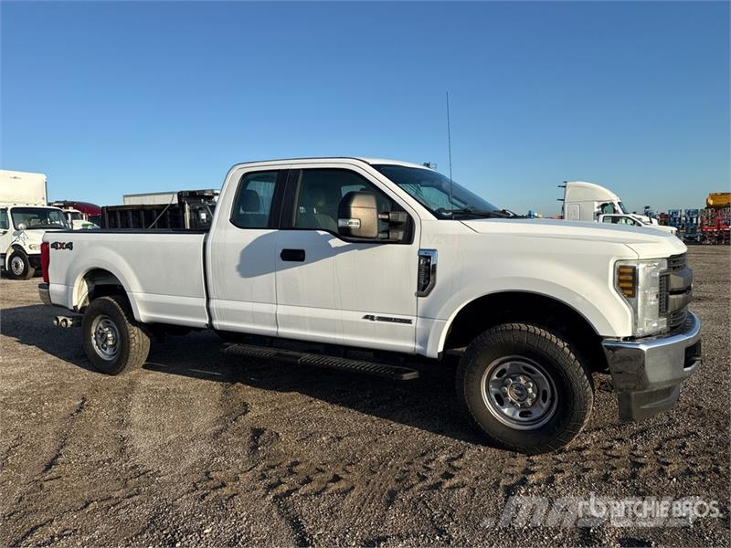 Ford F-250 XL 4x4 Extended Cab Pickup Diger