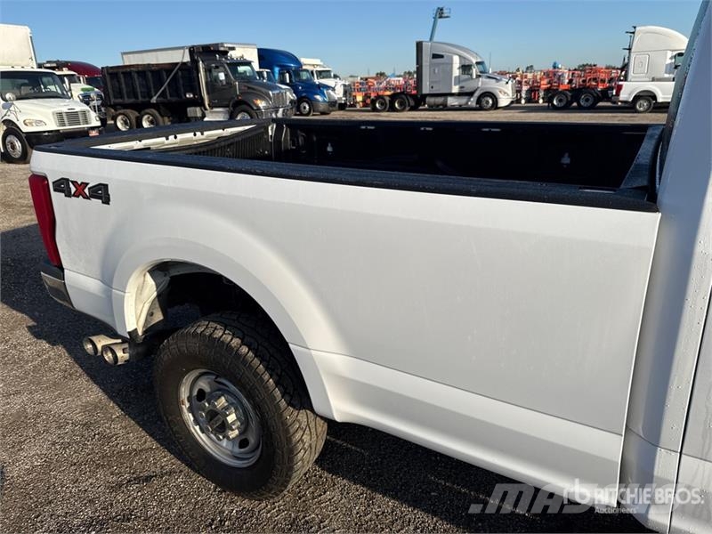 Ford F-250 XL 4x4 Extended Cab Pickup Diger