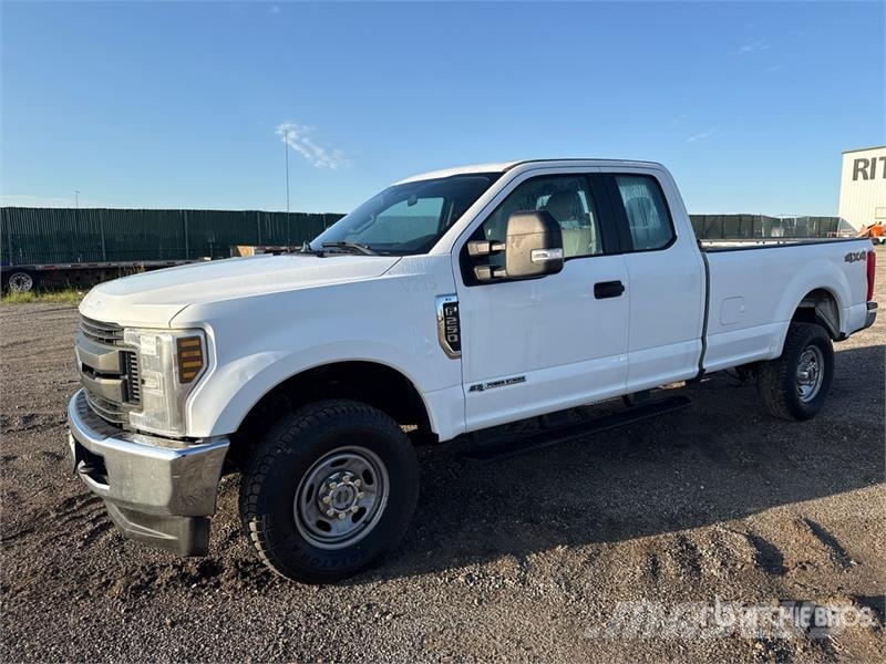 Ford F-250 XL 4x4 Extended Cab Pickup Diger