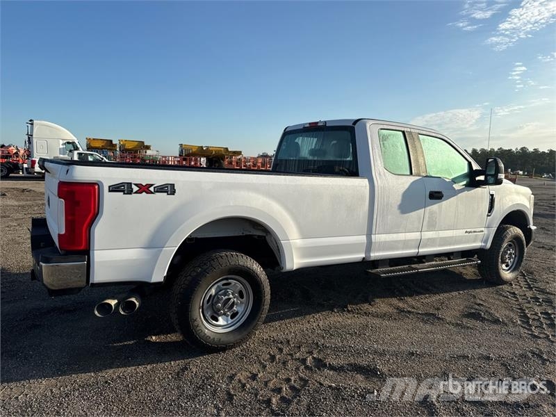 Ford F-250 XL 4x4 Extended Cab Pickup Diger