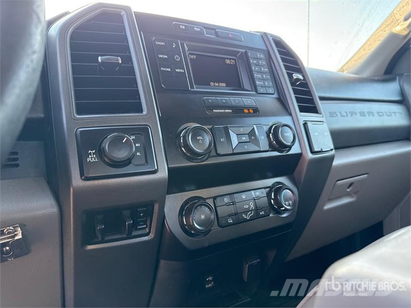 Ford F-250 XL 4x4 Extended Cab Pickup Diger