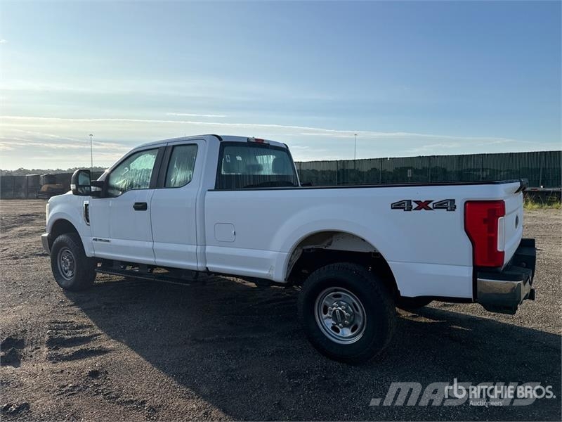 Ford F-250 XL 4x4 Extended Cab Pickup Diger