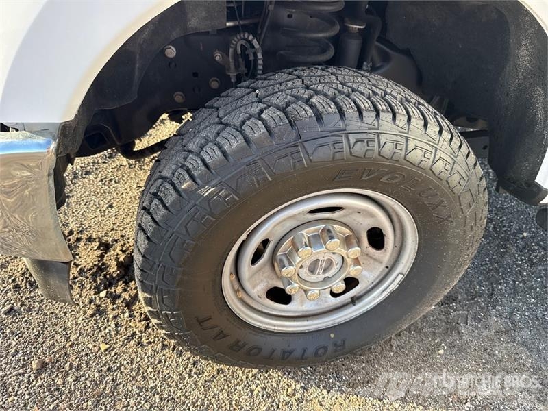 Ford F-250 XL 4x4 Extended Cab Pickup Diger