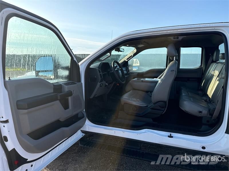 Ford F-250 XL 4x4 Extended Cab Pickup Diger