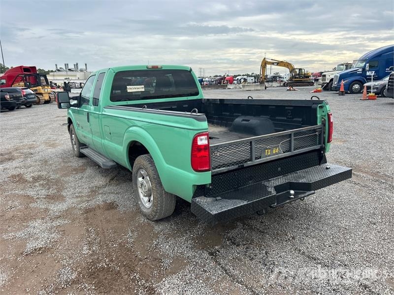 Ford F-250 XLT 4x2 Extended Cab Pickup أخرى