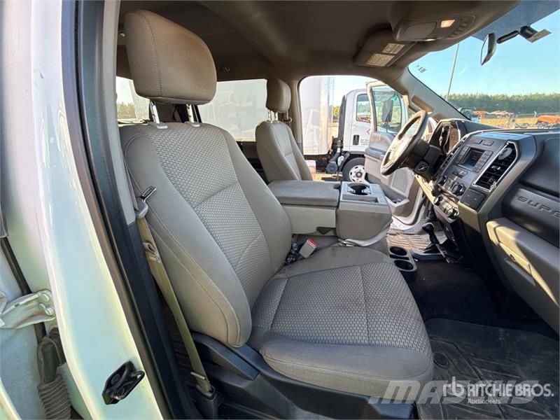 Ford F-250 XLT 4x4 Crew Cab Pickup Ostalo