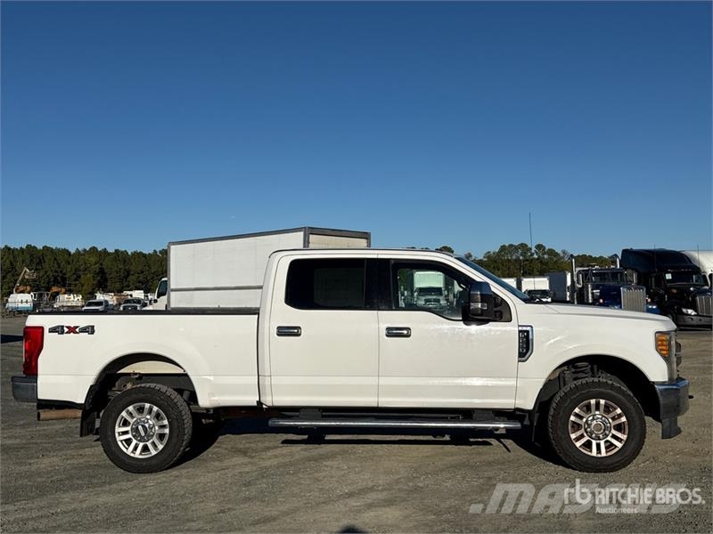 Ford F-250 XLT 4x4 Crew Cab Pickup Ostalo