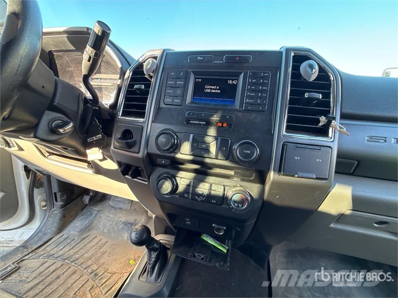Ford F-250 XLT 4x4 Crew Cab Pickup Ostalo