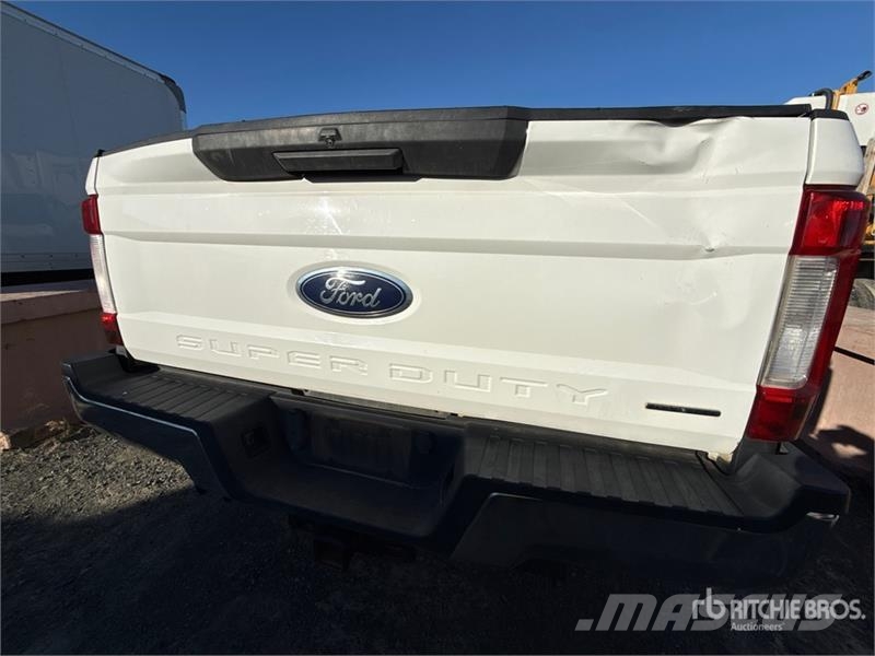 Ford F-250 XLT 4x4 Crew Cab Pickup Ostalo