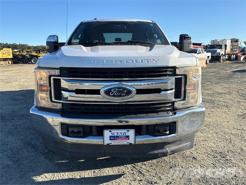 Ford F-250 XLT 4x4 Crew Cab Pickup Ostalo