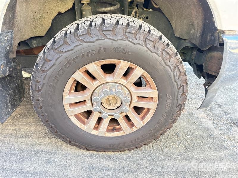 Ford F-250 XLT 4x4 Crew Cab Pickup Ostalo