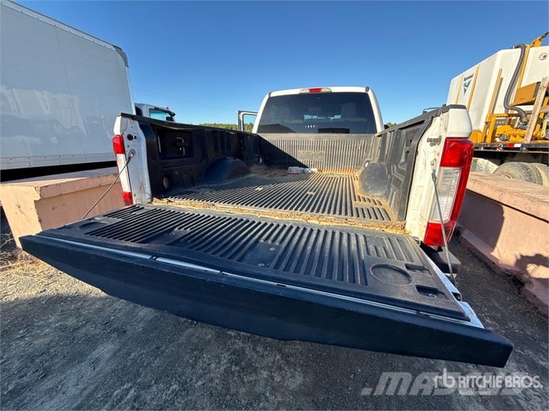 Ford F-250 XLT 4x4 Crew Cab Pickup Ostalo