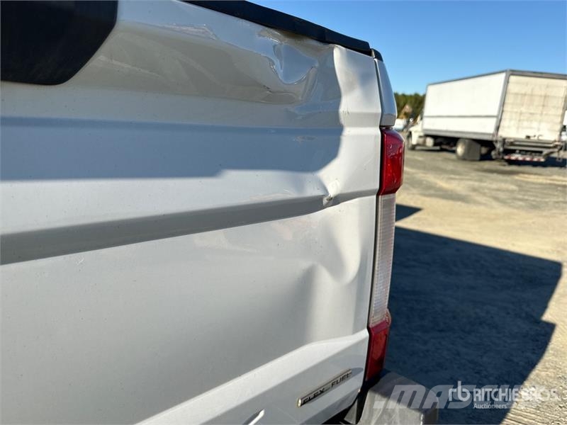 Ford F-250 XLT 4x4 Crew Cab Pickup Ostalo