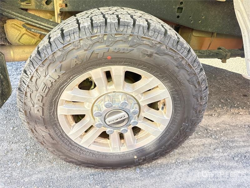 Ford F-250 XLT 4x4 Crew Cab Pickup Ostalo