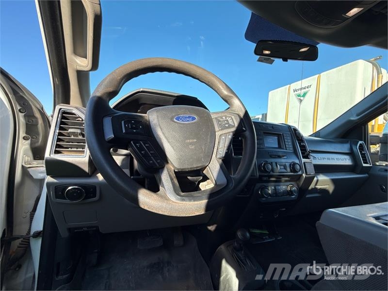 Ford F-250 XLT 4x4 Crew Cab Pickup Ostalo