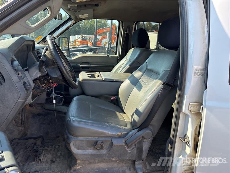 Ford F-350 Tovornjaki s kesonom/platojem