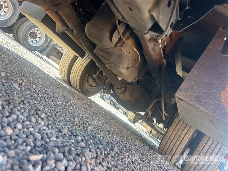 Ford F-350 Tovornjaki s kesonom/platojem