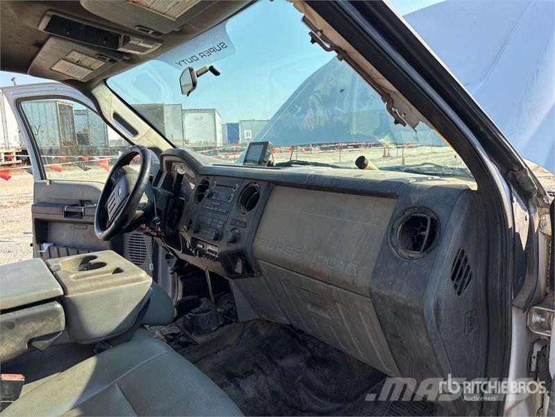 Ford F-350 Tovornjaki s kesonom/platojem