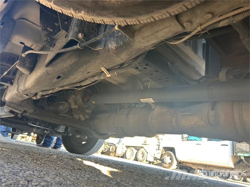 Ford F-350 Tovornjaki s kesonom/platojem