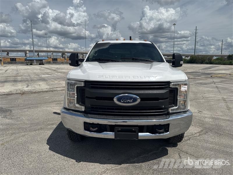 Ford F-350 平ボディー