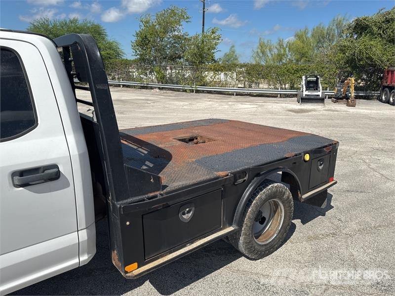Ford F-350 平ボディー