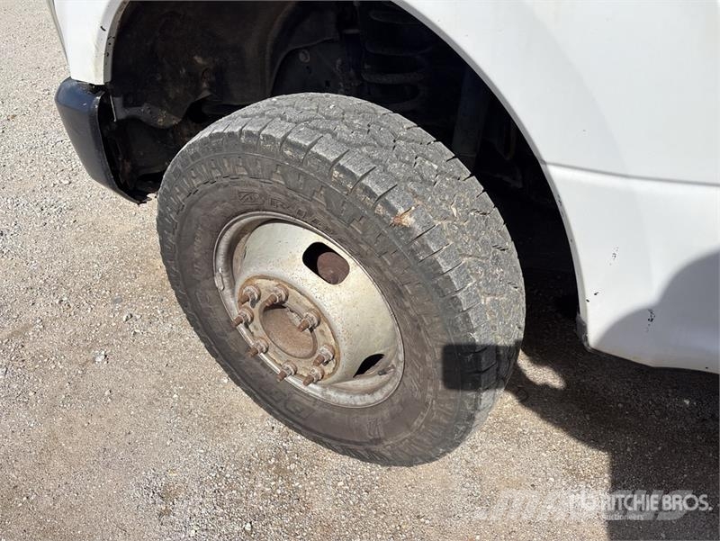 Ford F-350 Tovornjaki s kesonom/platojem
