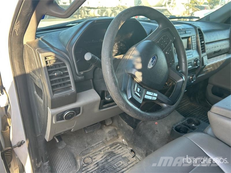Ford F-350 Tovornjaki s kesonom/platojem