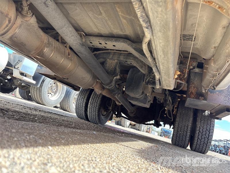 Ford F-350 Tovornjaki s kesonom/platojem