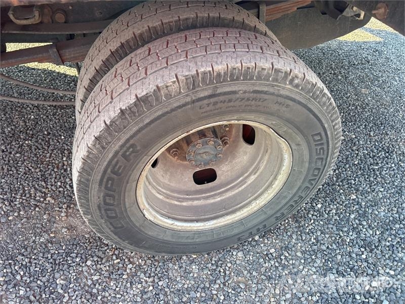 Ford F-350 Tovornjaki s kesonom/platojem