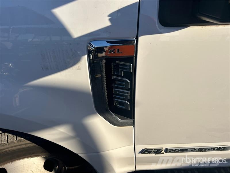 Ford F-350 Tovornjaki s kesonom/platojem