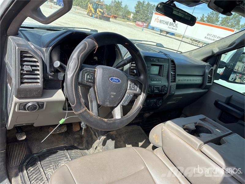 Ford F-350 Tovornjaki s kesonom/platojem