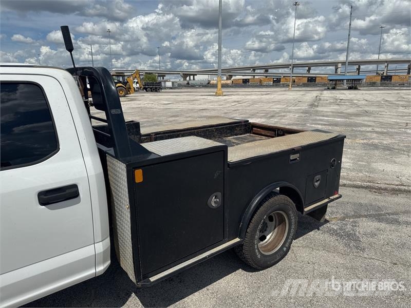 Ford F-350 平ボディー