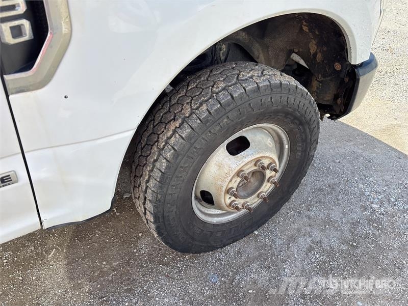 Ford F-350 Tovornjaki s kesonom/platojem