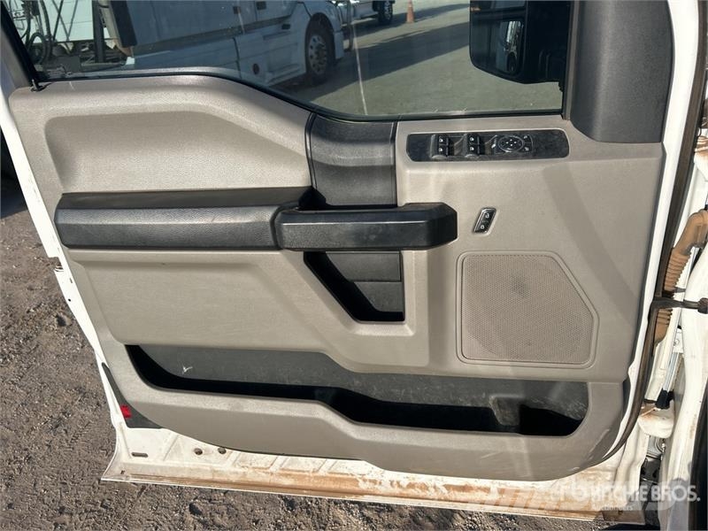 Ford F-350 شاحنات مسطحة/مفصلية الجوانب
