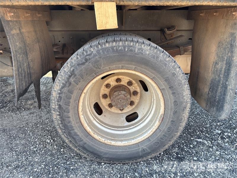 Ford F-350 Tovornjaki s kesonom/platojem