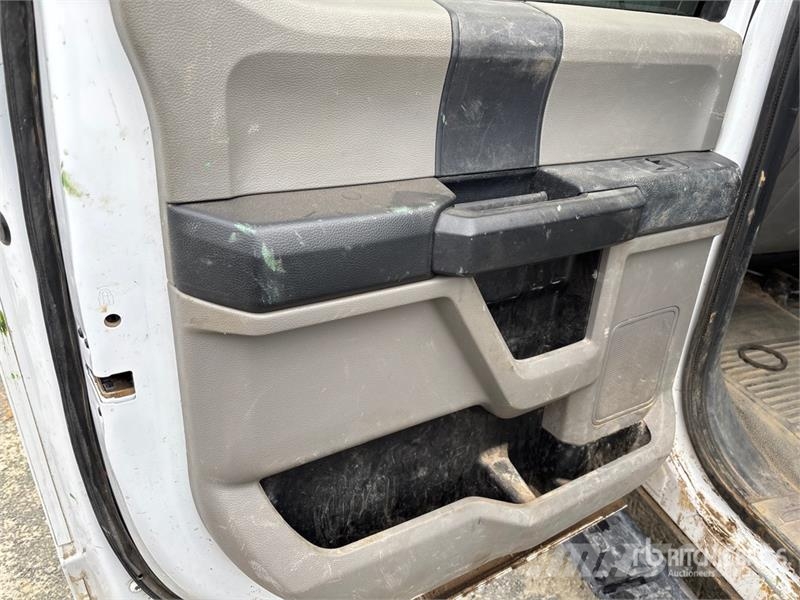 Ford F-350 Platós / Ponyvás teherautók