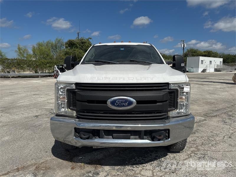Ford F-350 平ボディー