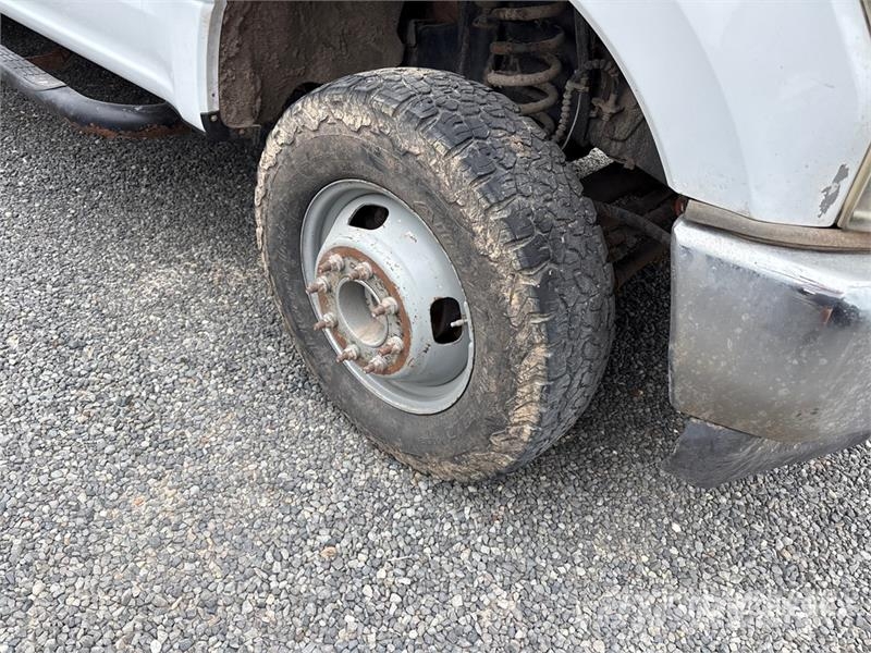 Ford F-350 Tovornjaki s kesonom/platojem