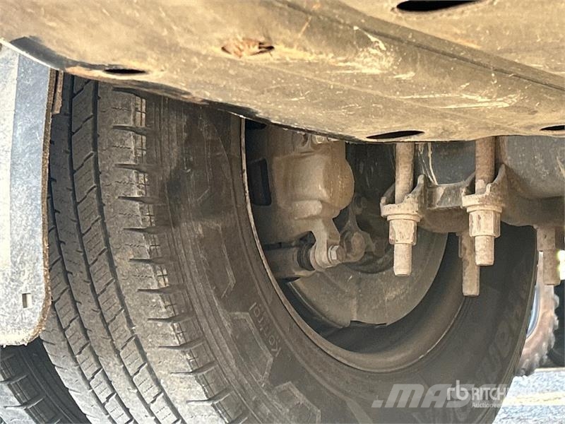 Ford F-350 Tovornjaki s kesonom/platojem