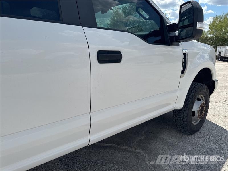 Ford F-350 平ボディー