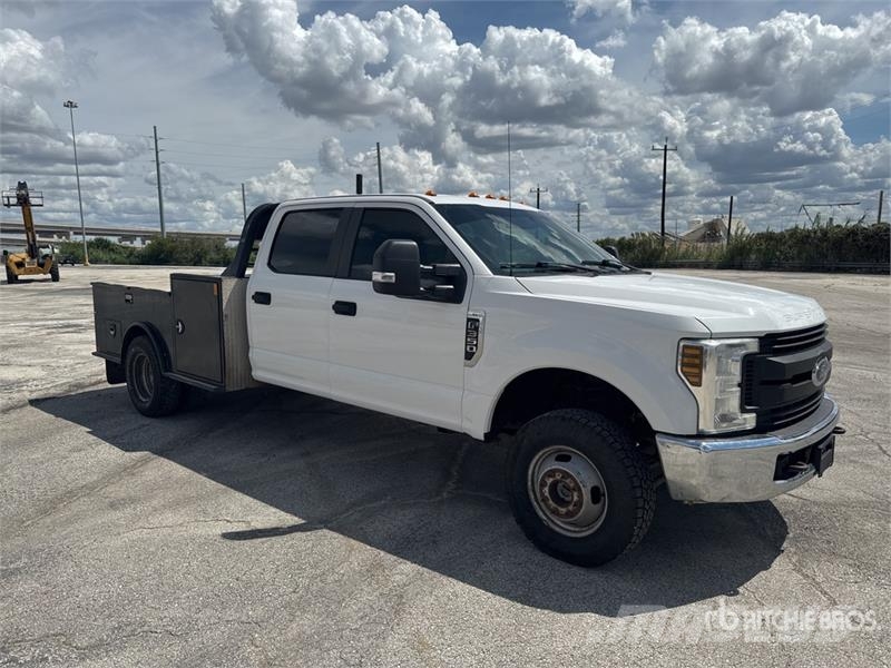 Ford F-350 平ボディー