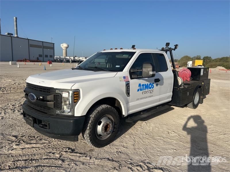 Ford F-350 شاحنات مسطحة/مفصلية الجوانب